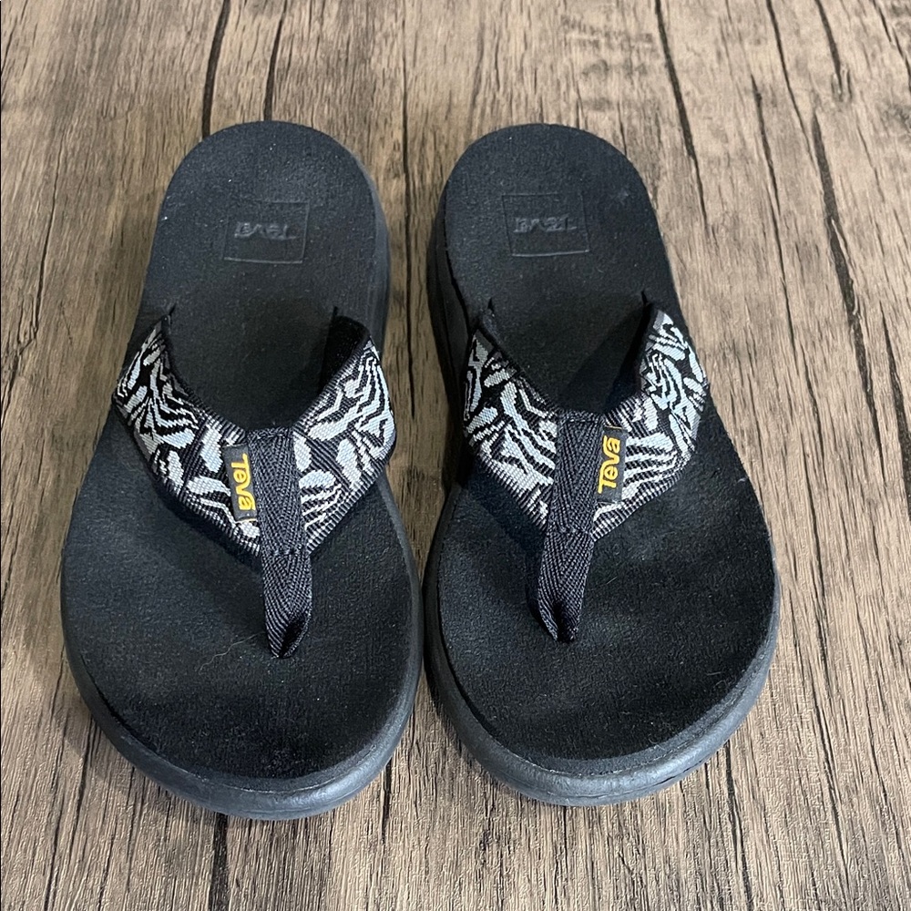 Teva Zebra Patterned Black Flip Flops Sandals size 6